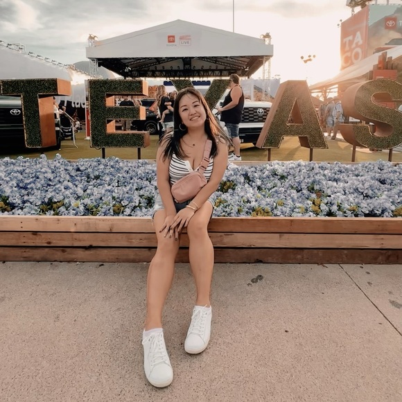 I’m your posher. I’m 32 years old and my style is constantly changing. - Picture 3 of 10